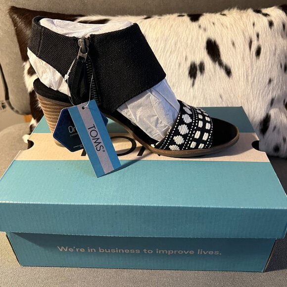 NWT  TOMS ! - Picture 4 of 6
